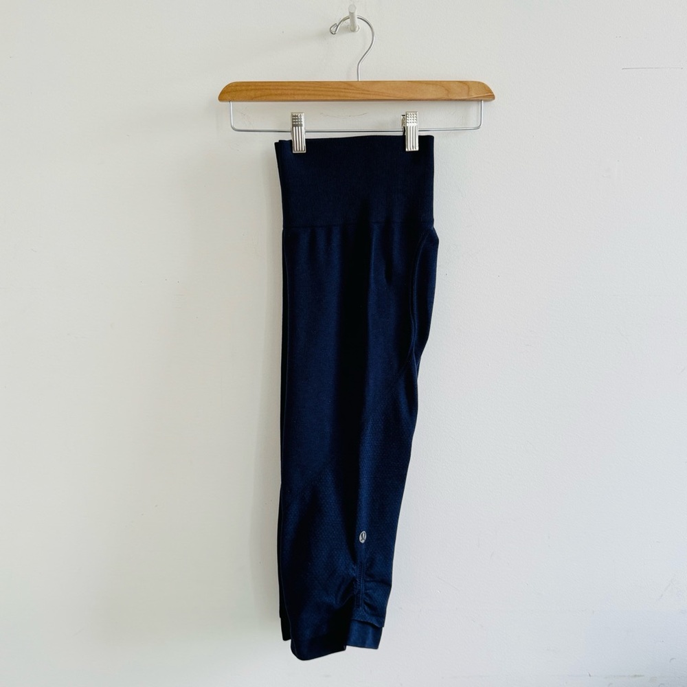 Lululemon Women’s Navy cropped legging